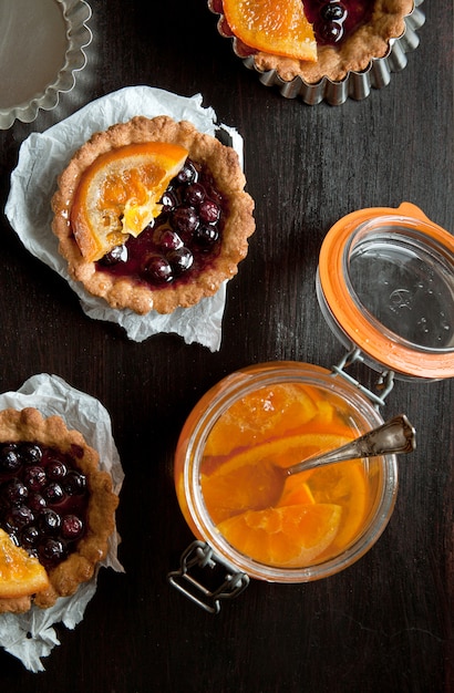 Tartaletas dulces con tarro de mermelada