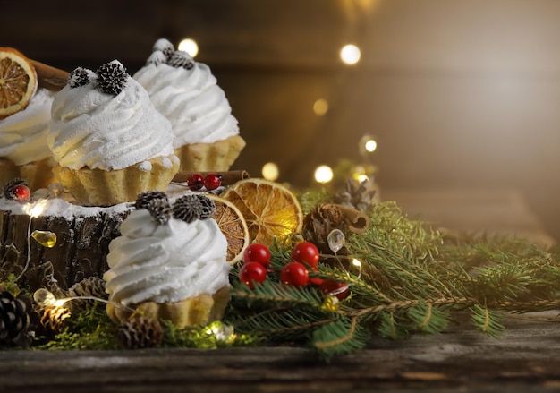 Tartaletas festivas con crema sobre un fondo de madera oscura con luces