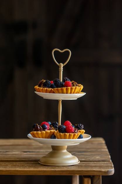 Tartaletas con fresas y crema de chocolate en un stand