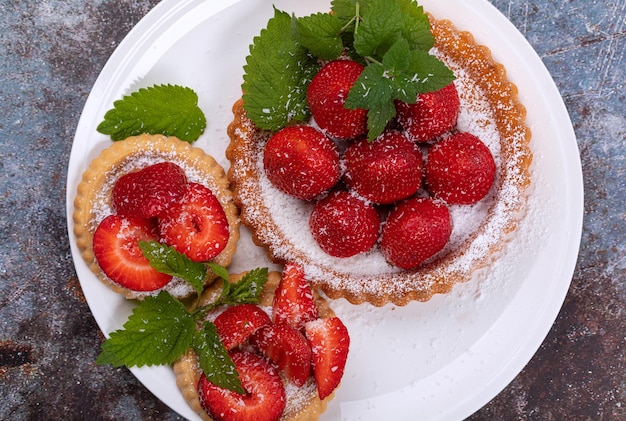 Tartaletas de galleta con fresas y crema batida Vista superior