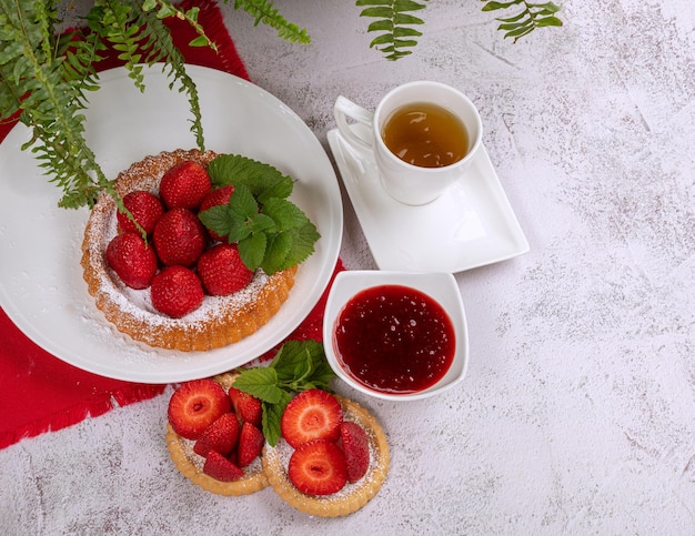 Tartaletas de galleta con fresas y espera Vista desde arriba