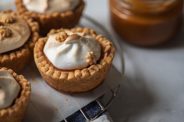 Tartaletas de lemon curd con merengue batido y salsa de caramelo