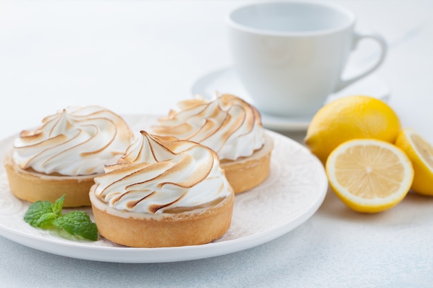 Tartaletas de limón con merengue.