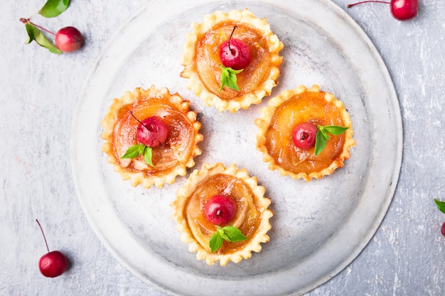 Foto tartaletas de manzana y caramelo