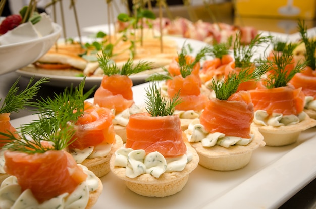 Tartaletas con relleno de queso y salmón salado