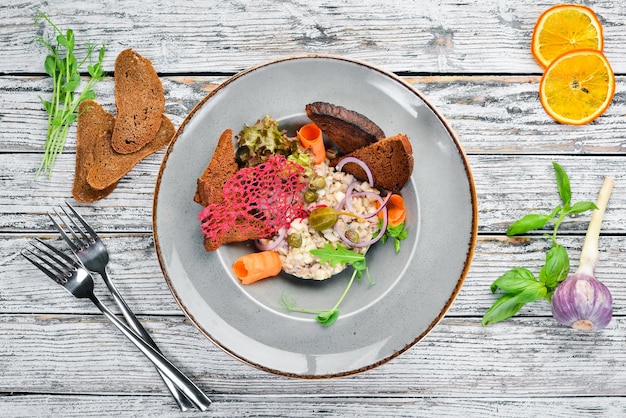 Tartar de arenque en un plato Estilo rústico Vista superior Espacio libre para su texto