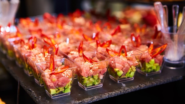 Tartar de atún con aguacate en copas dof bajo