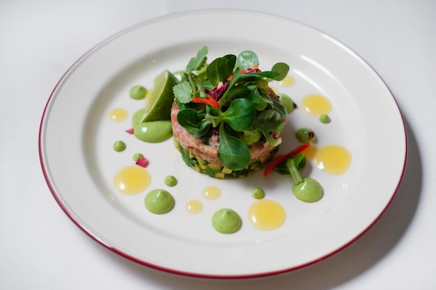 Tartar y atún con salsas de colores