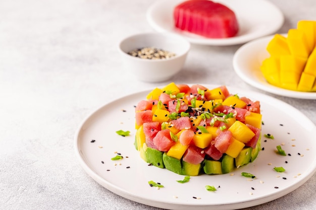 Tartar de salada de atum manga abacate