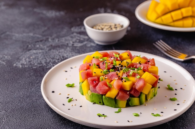 Foto tartar de ensalada de aguacate, mango y atún