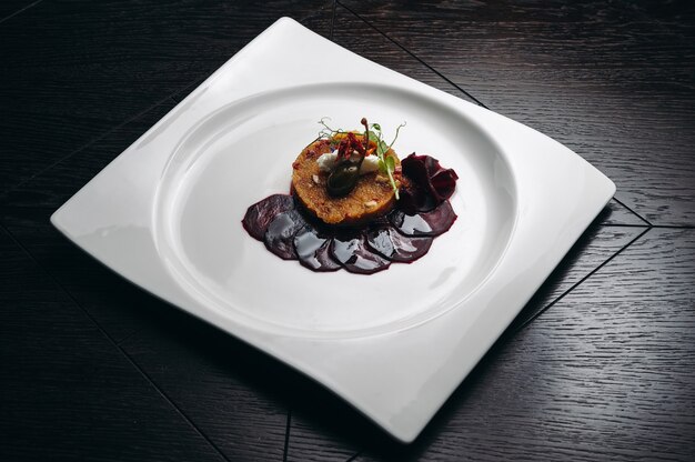 Tartar de lucio con remolacha en la placa blanca.