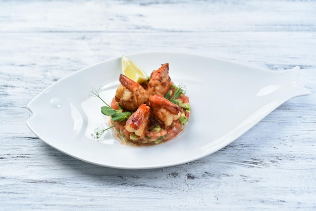 Foto tartar de marisco, tartar de gambas y salmón, tartar de verduras