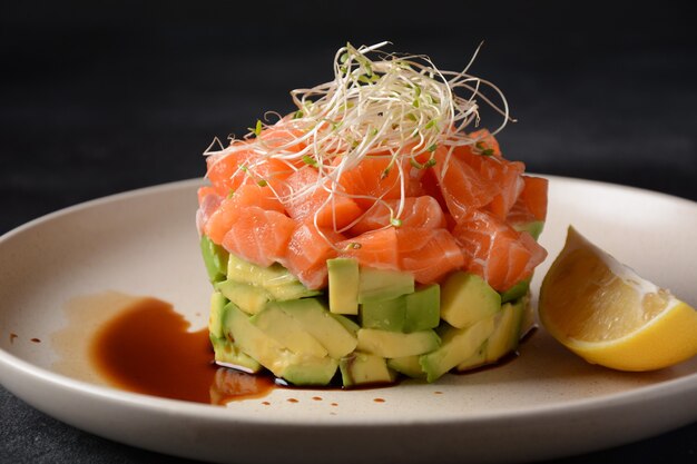 Tartar de salmón con aguacate. Aperitivo sabroso.