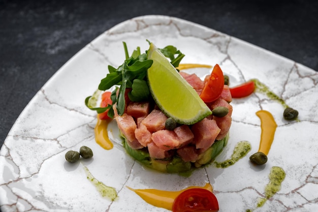 Tartar de salmón con aguacate y lima en un plato