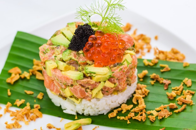 Tartar De Salmón Ahumado Con Aguacate, Arroz Y Caviar