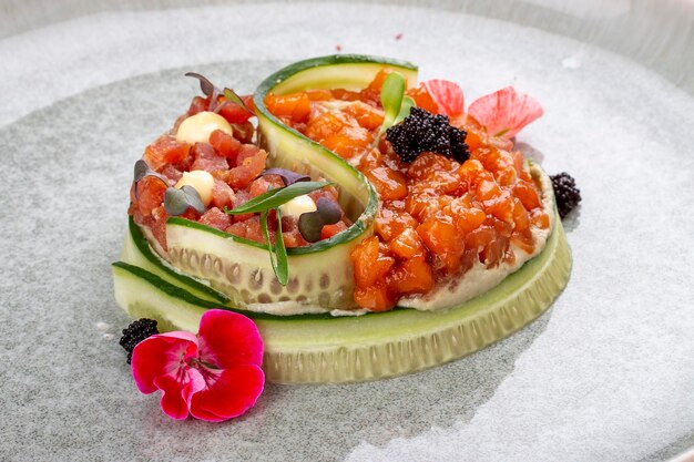 Tartar de salmón y atún con caviar de tobiko