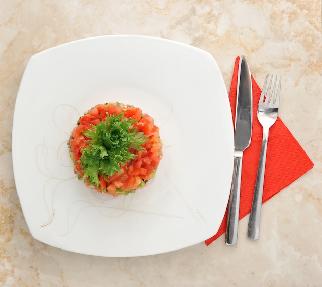 Tartar de salmón con ensalada de hojas