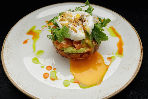 Tartar de salmón con huevo asado de aguacate y rúcula