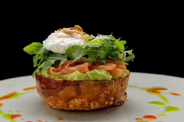 Tartar de salmón con huevo asado de aguacate y rúcula