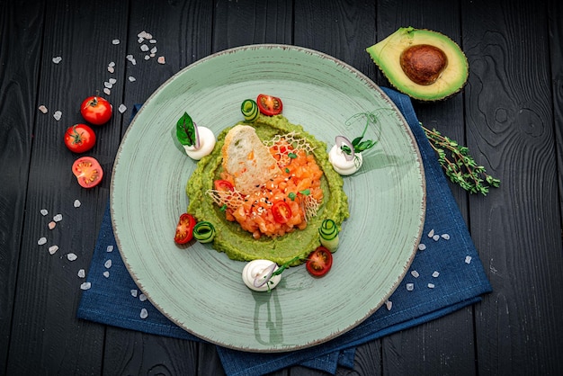 Tartar de salmón con puré de aguacate