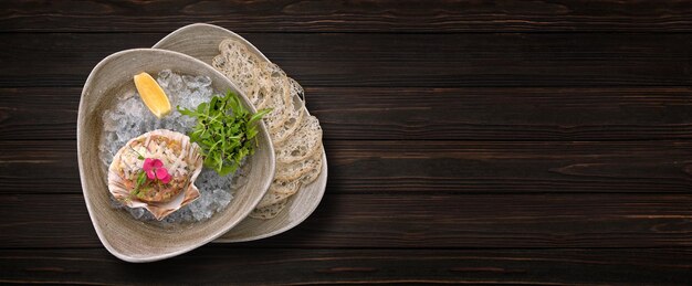 Tartar de salmón sobre hielo con queso y limón