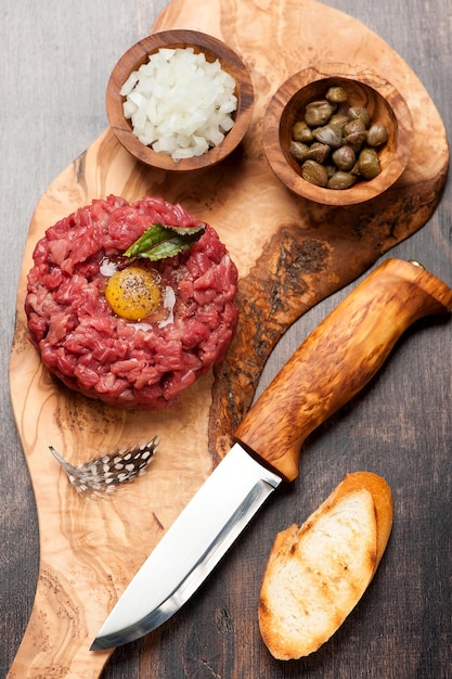 Tartar de ternera con alcaparras y cebolla