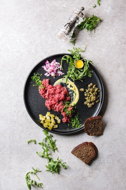 Foto tartar de ternera con huevo de codorniz