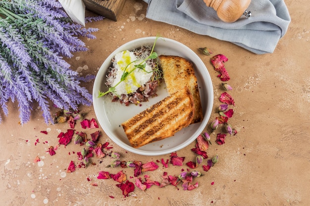 Tartar de ternera con mousse de parmesano Vista desde arriba