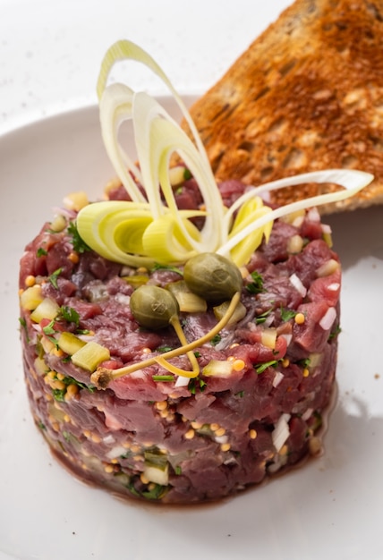 Tartar de ternera con puerro, alcaparras y picatostes crujientes.