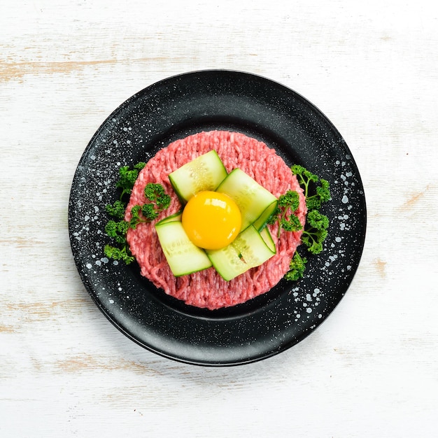 Tartar de ternera con yema de huevo Cocina tradicional Vista superior Espacio libre para el texto