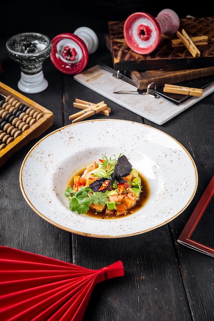 Tartare com peixe vermelho e verduras ao molho