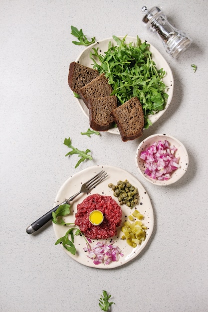 Tartare de carne com ovo de codorna