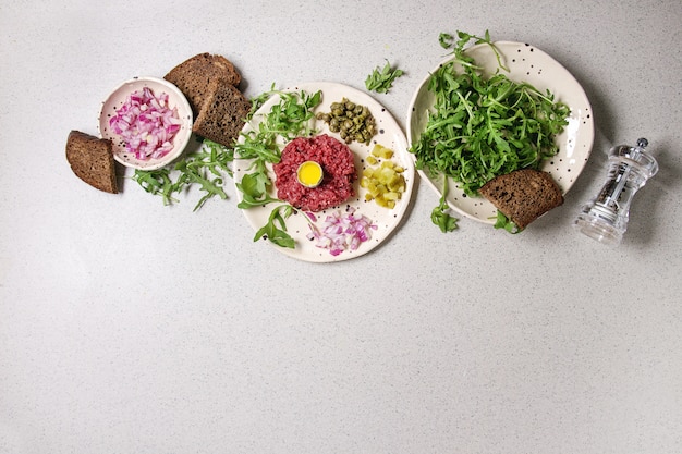 Tartare de carne com ovo de codorna