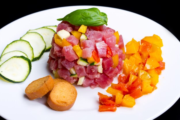 Tártaro de atum com abobrinha e pimenta frescas