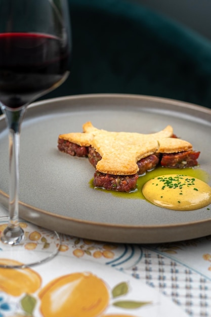 Tártaro de carne com trufa de cogumelos e alcaparras num prato Servindo no restaurante