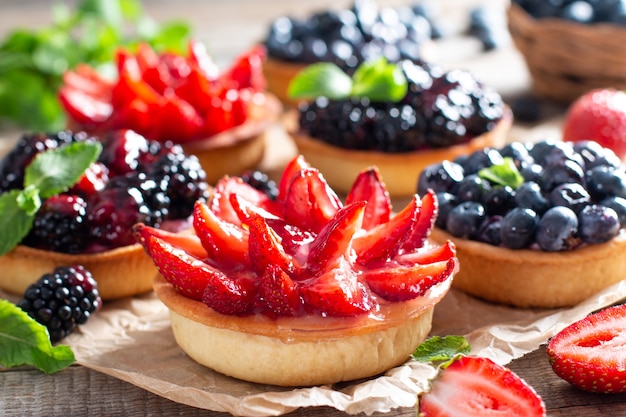 Tartas de bayas caseras frescas con fresas, arándanos, moras con bayas frescas. de cerca