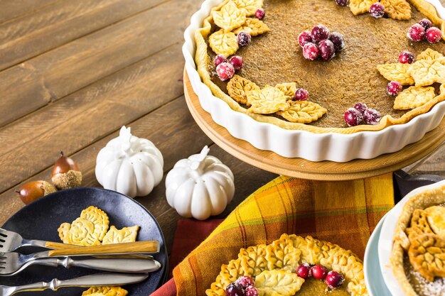 Tartas de calabaza caseras con hojas de otoño estampadas.