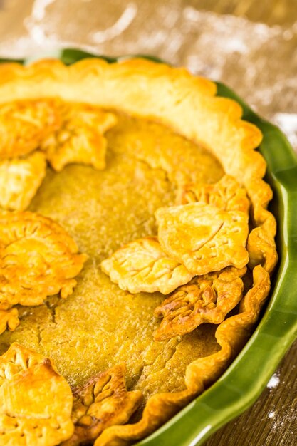 Tartas de calabaza caseras con hojas de otoño estampadas.