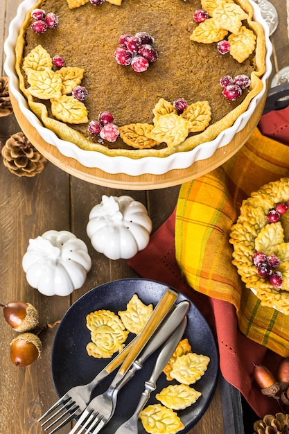 Tartas de calabaza caseras con hojas de otoño estampadas.