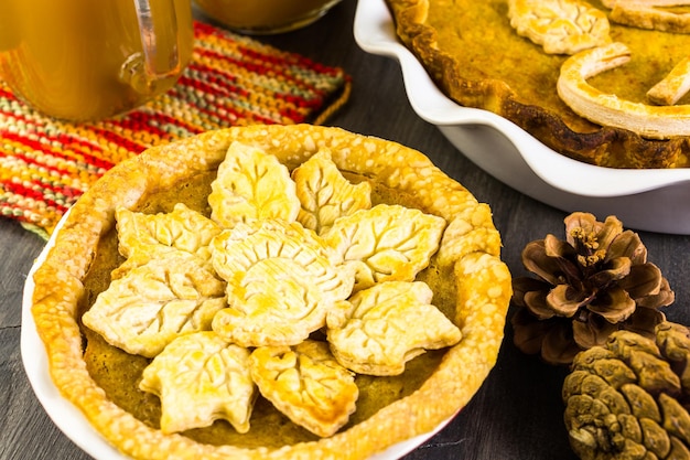 Tartas de calabaza caseras con hojas de otoño estampadas.