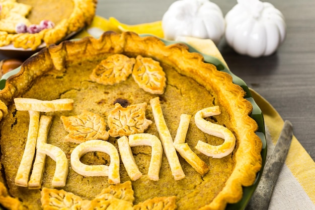 Tartas de calabaza caseras con hojas de otoño estampadas.