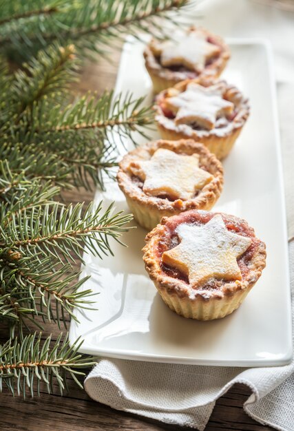 Tartas de carne picada con rama de árbol de Navidad