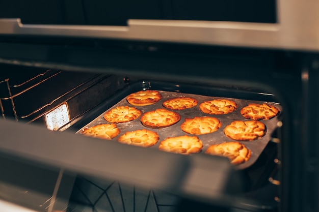 Tartas caseras de calabaza de acción de gracias en horno caliente