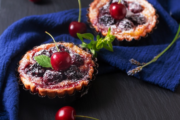 Tartas caseras de cerezas orgánicas recién horneadas