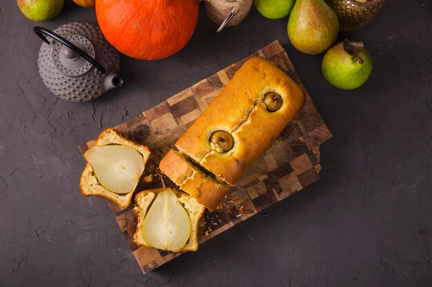 Tartas caseras frescas con peras enteras como postre de otoño