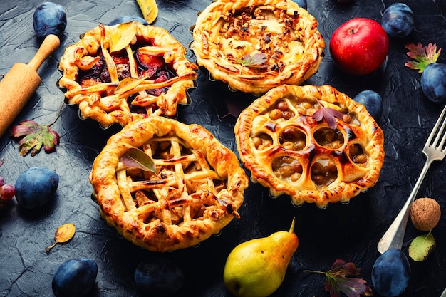 Tartas caseras de otoño con pera, manzana, uvas y ciruela Tarta de frutas de temporada