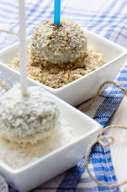 Tartas de chocolate con nueces y hojuelas de coco