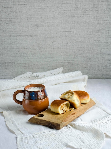 Tartas de col caseras y una jarra de leche de cerámica de estilo rústico