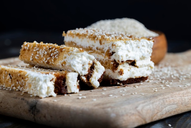 Tartas cremosas de nata y caramelo espolvoreadas con sésamo