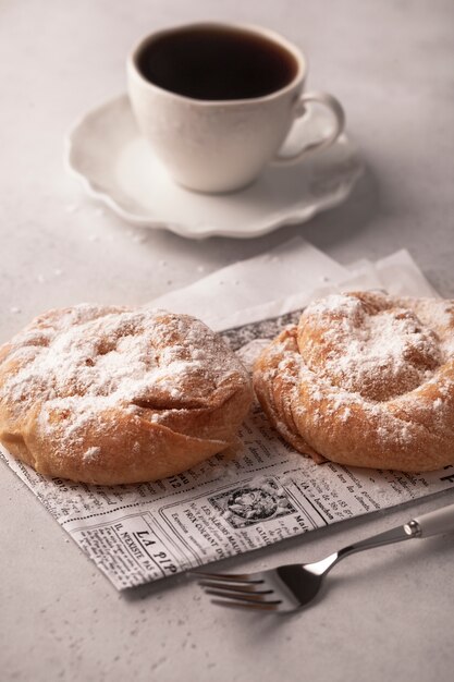 Tartas de cuajada con manzanas y canela para el desayuno.